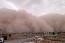 دقایقی قبل طوفان شن در دهشیر یزد