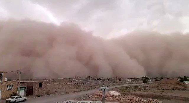 دقایقی قبل طوفان شن در دهشیر یزد