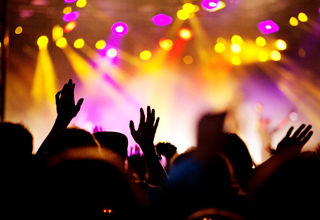 حادثه غافلگیرکننده برای خواننده حین اجرای کنسرت