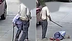 رفتار وحشیانه مرد جوان در مواجهه با یک زن سالخورده!