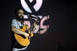 گیتارزدن و شوخی مهدی یراحی در کنسرت دیشب