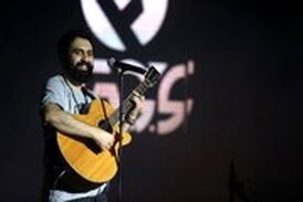 گیتارزدن و شوخی مهدی یراحی در کنسرت دیشب