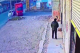 فرار به موقع عابر پیاده از برخورد کامیونت با او