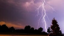 لحظه برخورد صاعقه با دکل برق