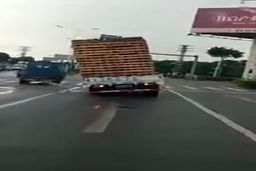 وقتی بار کج، کامیون را چپ می‌کند