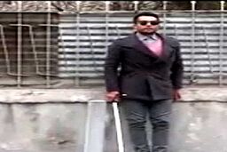 ماجرای خبرنگاری که برای نشان دادن سختی تردد روشندلان در معابر نابینا شد!