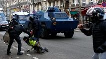 رفتار خشونت آمیز پلیس فرانسه با زن معترض او را تا مرز خفگی پیش برد