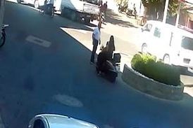 مصدوم شدن زن موتورسوار پس از دو بار تصادف با یک مرد + فیلم