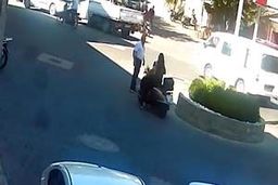 مصدوم شدن زن موتورسوار پس از دو بار تصادف با یک مرد + فیلم