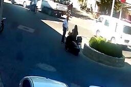 مصدوم شدن زن موتورسوار پس از دو بار تصادف با یک مرد + فیلم
