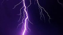 لحظه برخورد صاعقه خطرناک به زمین در "گناوه"