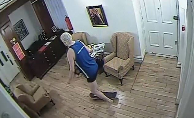 اسکیت سواری جولیان آسانژ در داخل سفارت اکوادور!