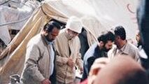 ویدئویی کمتر دیده شده از دیدار رهبر انقلاب با مردم زلزله زده بم 