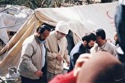 ویدئویی کمتر دیده شده از دیدار رهبر انقلاب با مردم زلزله زده بم 