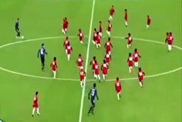 فوتبال بازی کردن سه فوتبالیست حرفه‌ای با ۱۰۰ کودک!