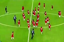 فوتبال بازی کردن سه فوتبالیست حرفه‌ای با ۱۰۰ کودک!