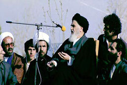 لحظه فرود بالگرد امام خمینی‌(ره) در بهشت زهرا(س) 
