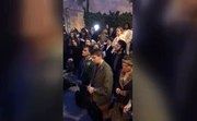 دعای مسیحیان پاریس برای کلیسایی که در آتش می‌سوزد