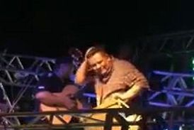 حادثه وحشتناکی که روی سن برای خواننده رخ داد