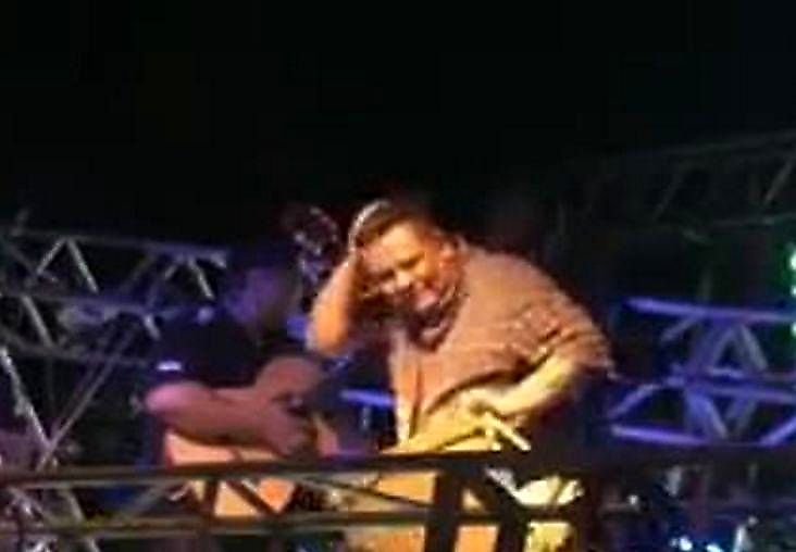 حادثه وحشتناکی که روی سن برای خواننده رخ داد