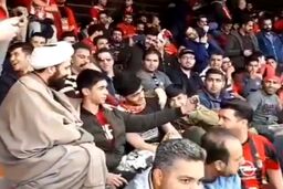 برخورد جالب هواداران تراکتورسازی با یک طلبه در ورزشگاه