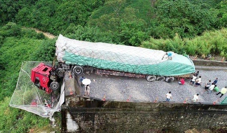فرار معجزه آسای راننده تریلی پس از انحراف در جاده مرگ