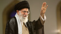 سرودخوانی جالب هزاران جوان پاکستانی در وصف رهبر معظم انقلاب