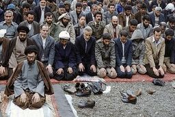 درخواست رهبر انقلاب از مردم در پی تقارن ایام فاطمیه با جشن پیروزی انقلاب