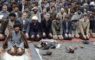 درخواست رهبر انقلاب از مردم در پی تقارن ایام فاطمیه با جشن پیروزی انقلاب