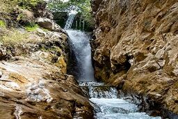 آبشار زیبا در دل‌ کوه‌های 