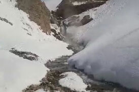 طبیعت زمستانی آبشار شیخ علیخان در کوهرنگ