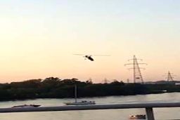 سقوط جایروکوپتر به درون رودخانه پس از برخورد با کابل برق 