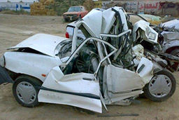 له شدن پراید پس از برخورد با هجده چرخ