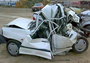 له شدن پراید پس از برخورد با هجده چرخ