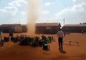 بر هم خوردن یک میهمانی به دلیل وقوع مینی گردباد!