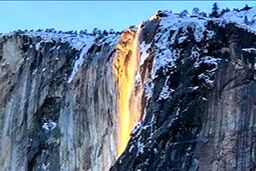 پدیده‌‎ای زیبا به نام آبشار آتش+ فیلم