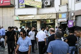 ازدحام جمعیت برای فروش دلار در بازار فردوسی!