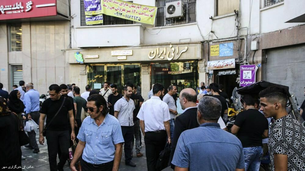 ازدحام جمعیت برای فروش دلار در بازار فردوسی!