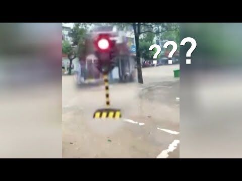 سیل شدید، چراغ راهنمایی خیابان را با خود برد!