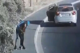 لحظه غافلگیر شدن دختر جوان توسط سارقان در خیابان!