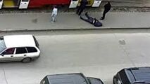 رفتار بی رحمانه مردم با مسافری که سکته کرده بود