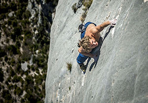 جدال مرگ و زندگی با یک اشتباه هنگام صخره نوردی
