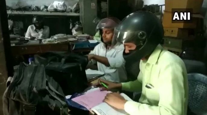 اقدام عجیب کارمندان هندی برای سالم ماندن