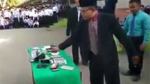 له کردن تلفن همراه ده‌ها دانش آموز با چکش در مراسمی باشکوه!