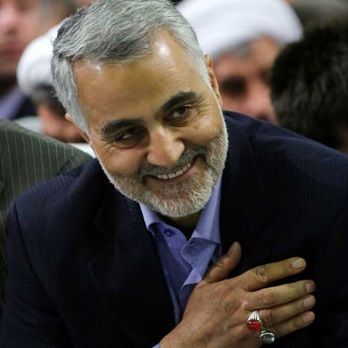 بوسیدن پیشانی خبرنگار توسط سردار سلیمانی