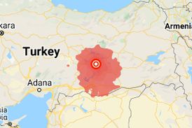 تسلط مجری و ایجاد آرامش بین مردم در کنسرت پس از وقوع زمین لرزه در ترکیه