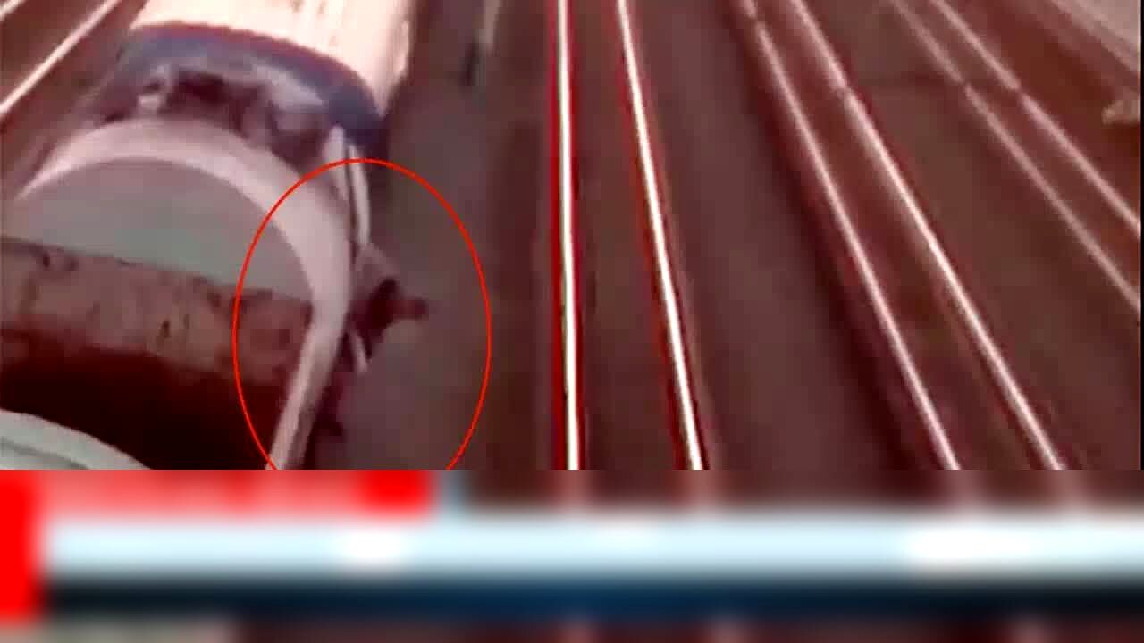 بازی با مرگ نوجوان خام حین گرفتن سلفی روی سقف قطار!