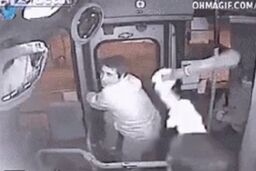 لحظه گیر افتادن دزد بدشانس در اتوبوس!