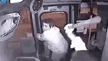 لحظه گیر افتادن دزد بدشانس در اتوبوس!
