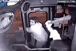 لحظه گیر افتادن دزد بدشانس در اتوبوس!